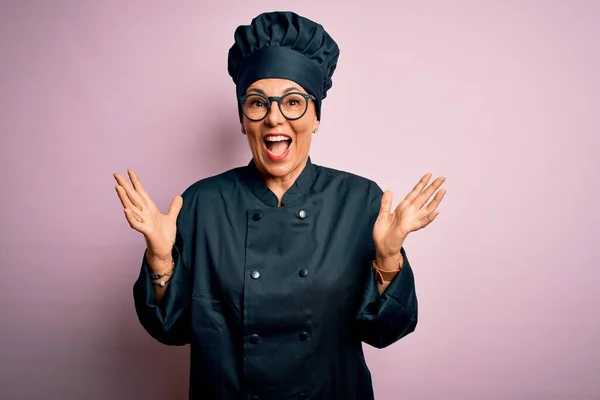 Mulher Chef Morena Meia Idade Vestindo Uniforme Fogão Chapéu Sobre — Fotografia de Stock