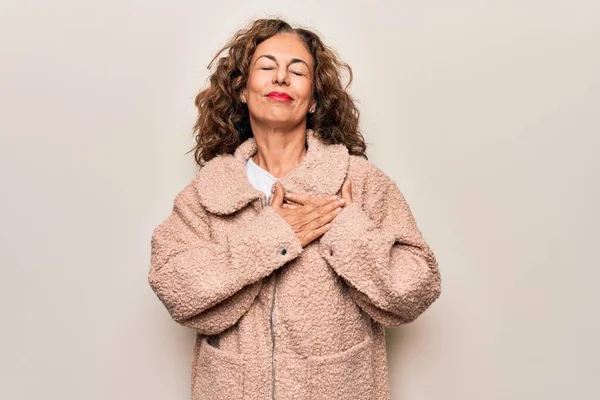 Orta Yaşlı Rahat Bir Ceket Giyen Güzel Bir Kadın Izole — Stok fotoğraf