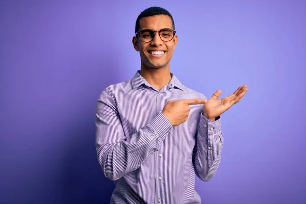 Bonito Homem Afro Americano Vestindo Camisa Listrada Óculos Sobre Fundo — Fotografia de Stock