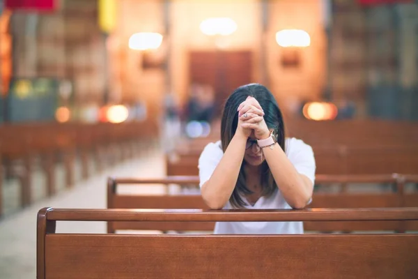 Μια Νεαρή Όμορφη Γυναίκα Προσεύχεται Γονατιστή Ένα Παγκάκι Στην Εκκλησία — Φωτογραφία Αρχείου