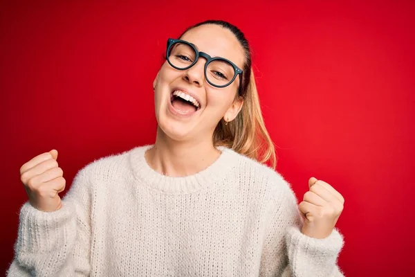 Mooie Blonde Vrouw Met Blauwe Ogen Dragen Trui Bril Rode — Stockfoto