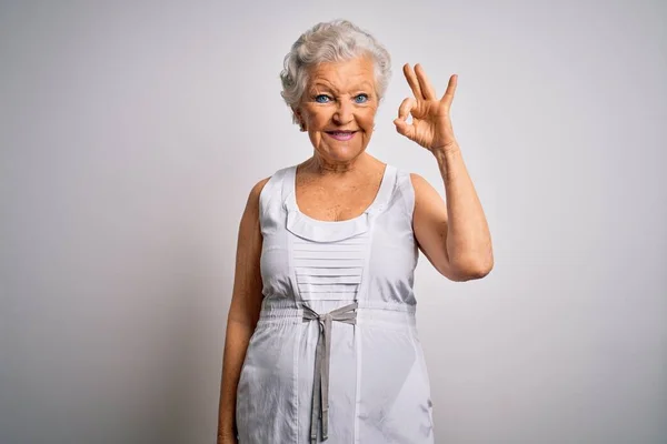 Senior Schöne Grauhaarige Frau Lässigem Sommerkleid Über Weißem Hintergrund Lächelnd — Stockfoto