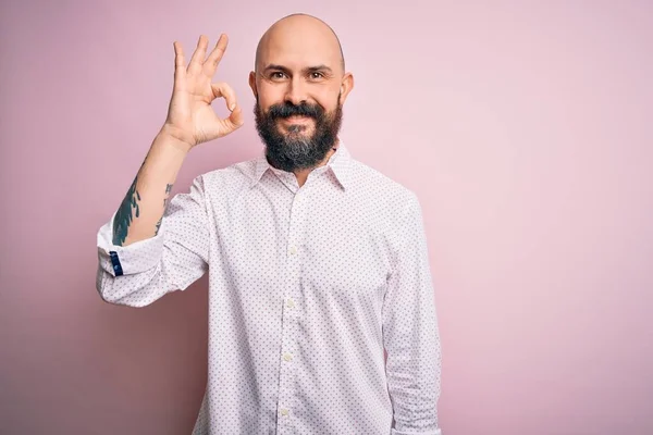 Bel Homme Chauve Avec Barbe Portant Chemise Élégante Sur Fond — Photo