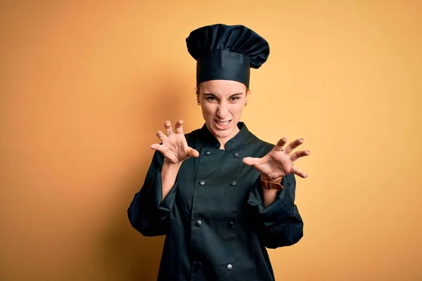 Mladý Krásný Kuchař Žena Sobě Vařič Uniformu Klobouk Stojící Nad — Stock fotografie