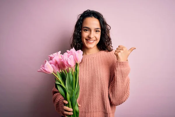 Fiatal Gyönyörű Romantikus Göndör Hajjal Rózsaszín Tulipáncsokorral Hátára Mutatva Feltartott — Stock Fotó