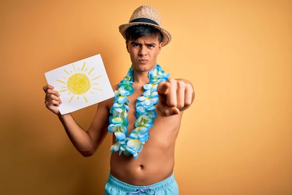 Turista Vacaciones Vistiendo Trajes Baño Flores Lei Hawaiano Sosteniendo Pancarta — Foto de Stock