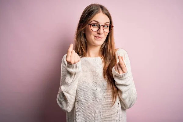 Jeune Belle Rousse Femme Portant Pull Décontracté Des Lunettes Sur — Photo