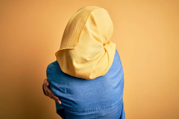 Jovem Mulher Bonita Com Cabelo Encaracolado Vestindo Árabe Tradicional Hijab — Fotografia de Stock