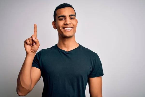 Junger Gutaussehender Afrikanisch Amerikanischer Mann Lässigem Shirt Steht Vor Weißem — Stockfoto