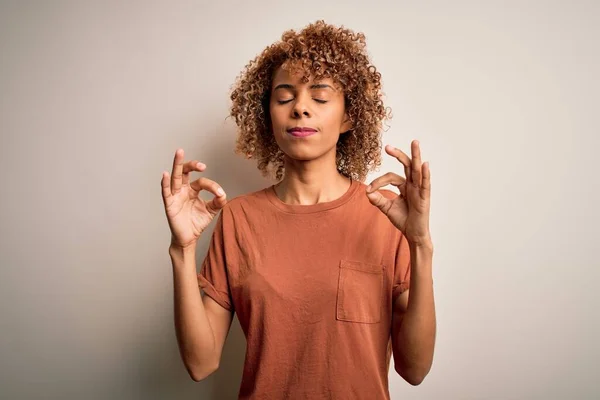 Mulher Americana Africana Bonita Com Cabelo Encaracolado Vestindo Shirt Casual — Fotografia de Stock