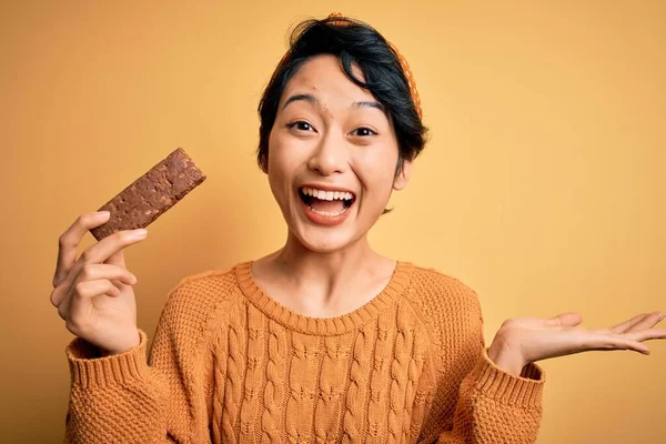 Jong Mooi Aziatisch Meisje Houden Energie Eiwit Bar Van Granen — Stockfoto