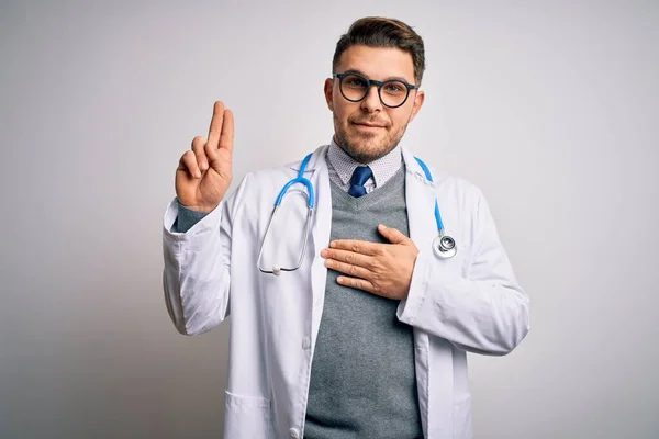 의사가 코트와 청진기를 착용하고 손가락을 올리고 미소짓는 위에서 서약을 — 스톡 사진