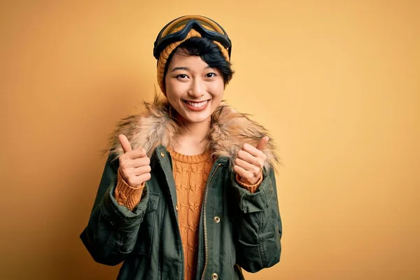 Mooi Aziatisch Skiër Meisje Draagt Sneeuw Sportkleding Met Behulp Van — Stockfoto