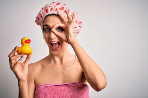 Jovem Morena Com Olhos Azuis Usando Toalha Banho Touca Chuveiro — Fotografia de Stock