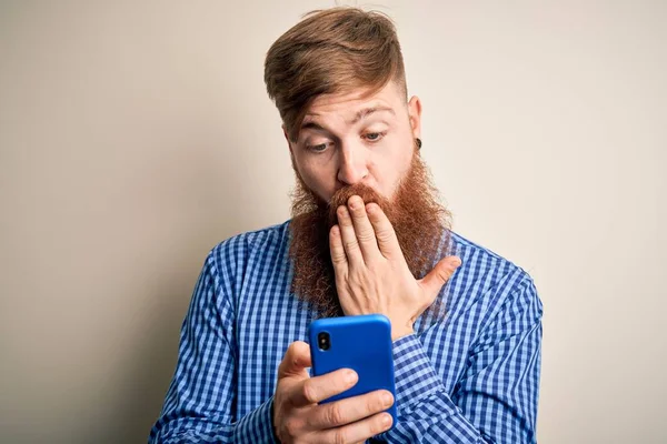 Pria Irlandia Berambut Merah Dengan Jenggot Menggunakan Smartphone Melihat Layar — Stok Foto