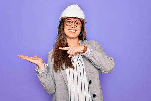 Professionele Vrouw Ingenieur Dragen Van Industriële Veiligheid Helm Pruple Achtergrond — Stockfoto
