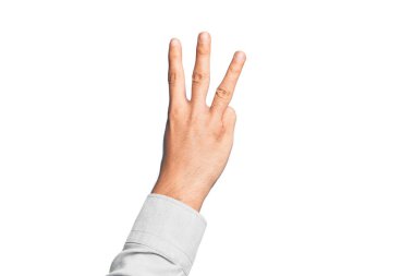 Beyaz arka planda parmaklarını gösteren beyaz tenli bir gencin eli üç parmağı gösteriyor.