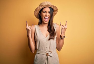 Genç, güzel, esmer kadın tatilde. Sıradan elbiseler ve şapkalar giyip çılgın bir ifadeyle bağırıyor. Elleri havada rock sembolü yapıyor. Müzik yıldızı. Ağır konsept.