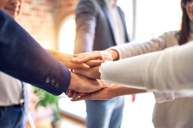 Ofiste el ele duran bir grup işçi.