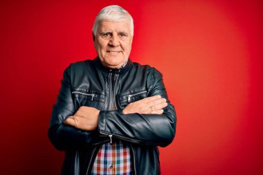 Kıdemli yakışıklı, beyaz gömlekli ve ceketli adam izole edilmiş kırmızı arka planda, kollarını kavuşturup kameraya bakarken gülümseyen mutlu yüz. Pozitif kişi.