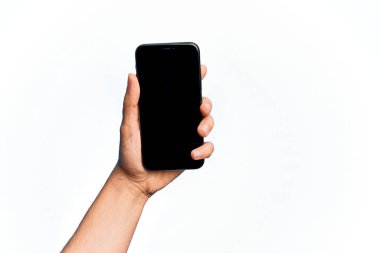 Beyaz arka plan üzerinde ekranı gösteren akıllı telefonu tutan beyaz bir adamın eli.