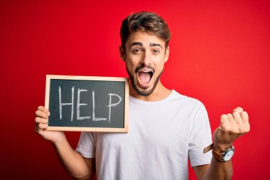 Kırmızı fırında yardım mesajı taşıyan tahtayı tutan genç adam gururla bağırıyor ve zaferi ve başarıyı kutluyor. Çok heyecanlı, coşkulu bir duygu.