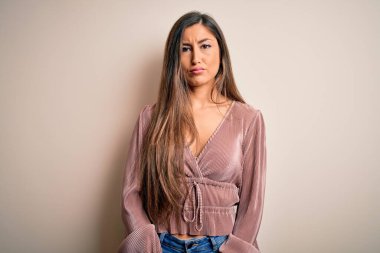 Genç, güzel, zarif, uzun saçlı, soyutlanmış arka planda duran, kederli, sinirli ve korkmuş bir kadın. Üzücü ifade.