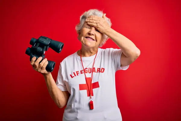 Senior Hermosa Mujer Salvavidas Pelo Gris Usando Prismáticos Silbato Sobre — Foto de Stock