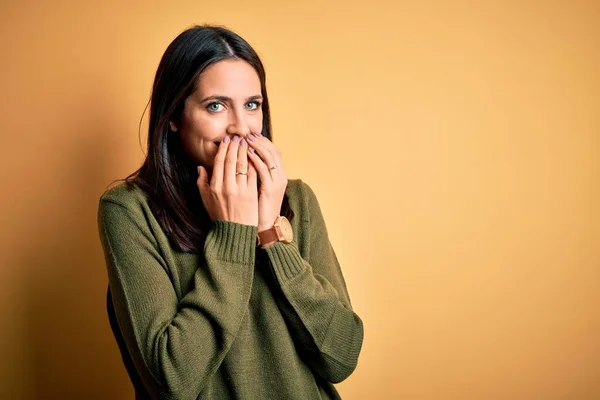 Junge Brünette Frau Mit Blauen Augen Trägt Grünen Lässigen Pullover — Stockfoto