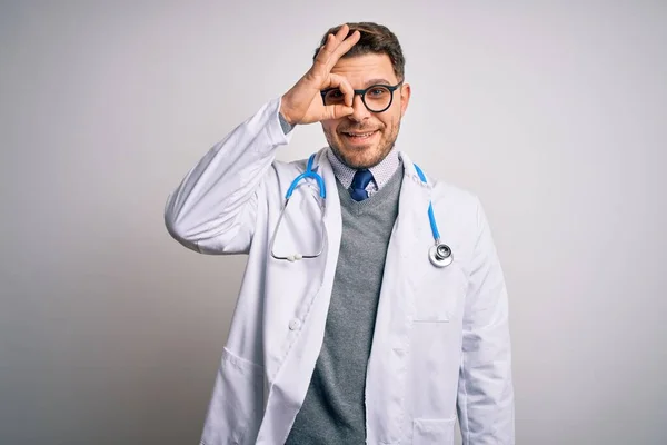 Junger Arzt Mit Blauen Augen Arztkittel Und Stethoskop Vor Isoliertem — Stockfoto