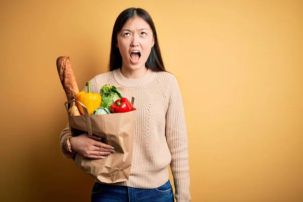 Mujer Asiática Joven Sosteniendo Bolsa Papel Alimentos Sanos Frescos Sobre —  Fotos de Stock