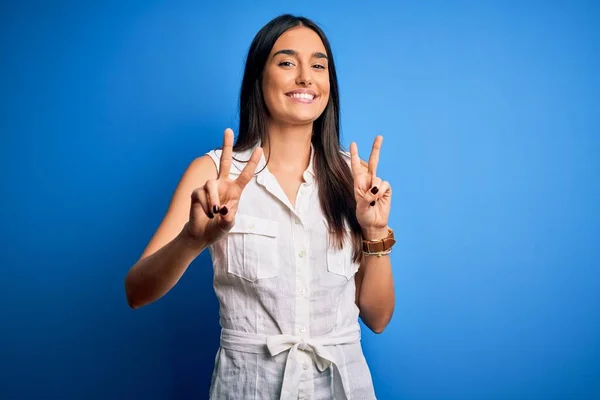 Jonge Mooie Brunette Vrouw Dragen Casual Jurk Geïsoleerde Blauwe Achtergrond — Stockfoto