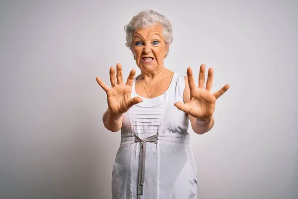 Senior Hermosa Mujer Pelo Gris Con Vestido Verano Casual Sobre —  Fotos de Stock