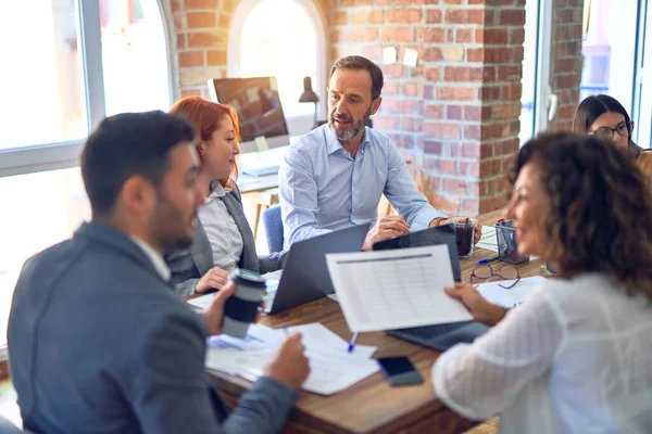 Grupo Trabajadores Empresariales Que Trabajan Juntos Sentado Escritorio Usando Documentos — Foto de Stock