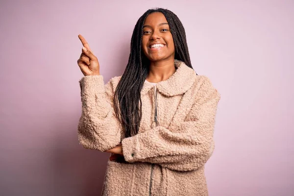 Jonge Afrikaans Amerikaanse Vrouw Draagt Mode Winterjas Roze Geïsoleerde Achtergrond — Stockfoto