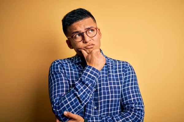 Mladý Pohledný Latinský Muž Neformální Košili Brýlích Přes Žluté Pozadí — Stock fotografie