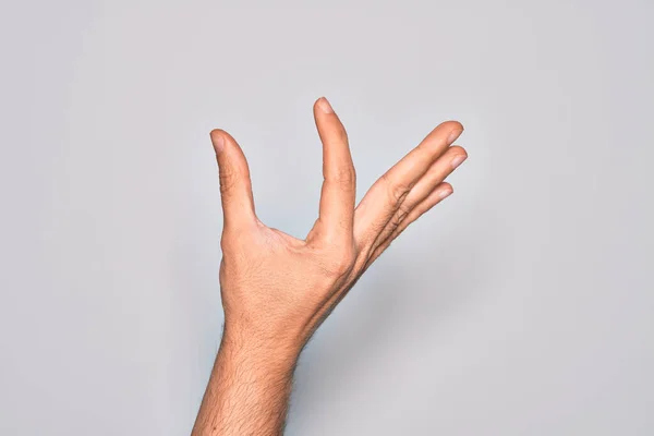 白人年轻人的手 用手指在孤立的白色背景上表现出来 拿起看不见的东西 用手指握住物体 展示出空间 — 图库照片
