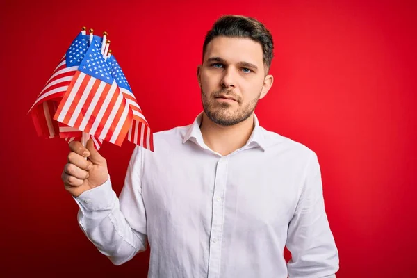 Joven Con Ojos Azules Sosteniendo Bandera Estados Unidos América Sobre —  Fotos de Stock