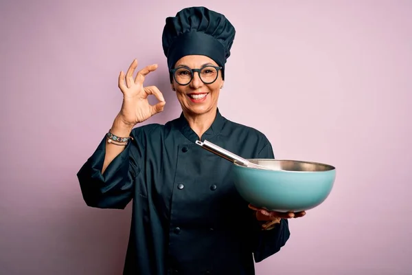 Edad Media Morena Chef Mujer Con Uniforme Cocina Sombrero Usando —  Fotos de Stock