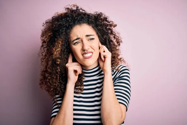 Joven Hermosa Mujer Con Pelo Rizado Piercing Usando Casual Rayas — Foto de Stock