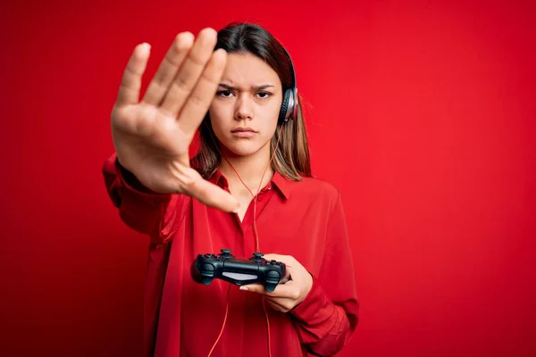 Jovem Bela Garota Morena Gamer Jogando Videogame Usando Joystick Fones — Fotografia de Stock