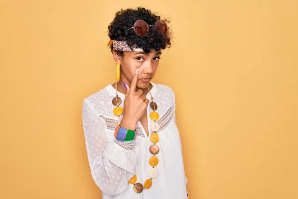 Young Beautiful African American Afro Hippie Woman Wearing Sunglasses Accessories — Stock Photo, Image