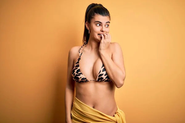 Junge Schöne Brünette Frau Urlaub Badebekleidung Bikini Über Gelbem Hintergrund — Stockfoto