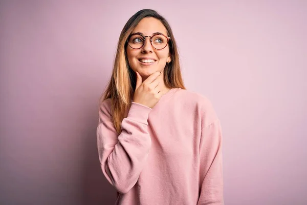 Beautiful Blonde Woman Blue Eyes Wearing Sweater Glasses Pink Background — Stock Photo, Image