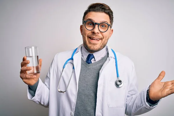Mladý Lékař Muž Lékařském Kabátě Drží Sklenici Sladké Vody Izolovaném — Stock fotografie