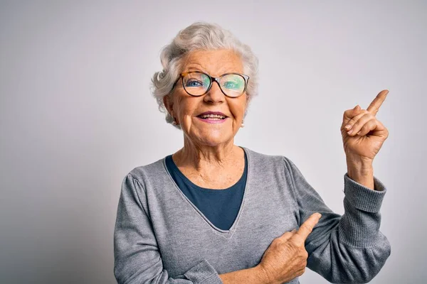 Ältere Schöne Grauhaarige Frau Trägt Lässigen Pullover Und Brille Über — Stockfoto