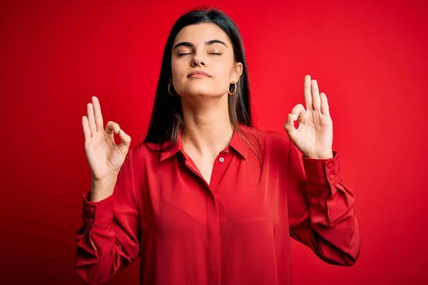 Joven Mujer Morena Hermosa Con Camisa Casual Pie Sobre Fondo — Foto de Stock