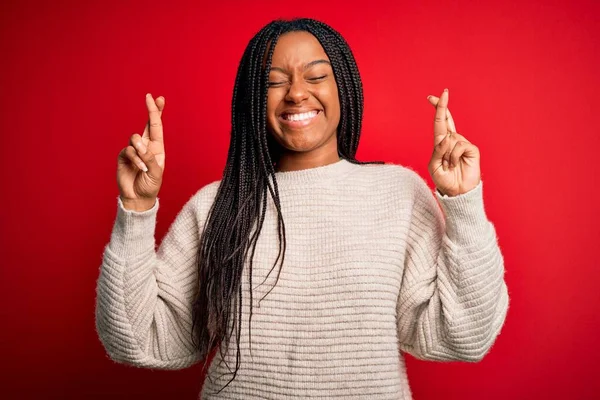 Mujer Afroamericana Joven Vistiendo Suéter Invierno Casual Sobre Fondo Rojo — Foto de Stock