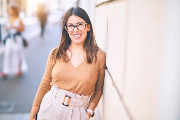 Joven Hermosa Mujer Sonriendo Feliz Confiado Pie Con Sonrisa Cara — Foto de Stock