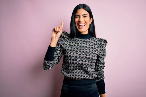 Jovem Bela Mulher Negócios Hispânica Vestindo Camisola Elegante Sobre Fundo — Fotografia de Stock